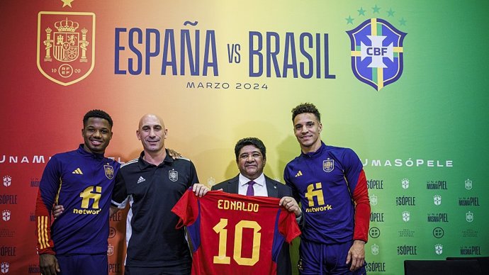 Ansu Fati, Luis Rubiales, Ednaldo Rodrigues y Rodrigo Moreno tras presentar el amistoso España-Brasil de marzo de 2024