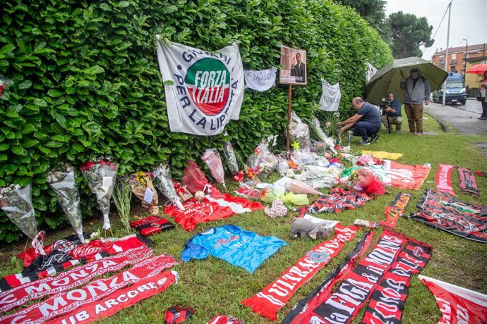 Flores y bufandas depositadas junto a la casa de Silvio Berlusconi en Arcore, cerca de Milán