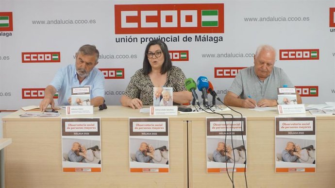 La secretaria de Política Social y Migraciones de CCOO de Málaga, Inmaculada Sánchez, y los secretarios de la Federación de Pensionistas y Jubilados de CCOO de Málaga y Andalucía, Jose Ignacio Moraleda y Alfonso Vidán.