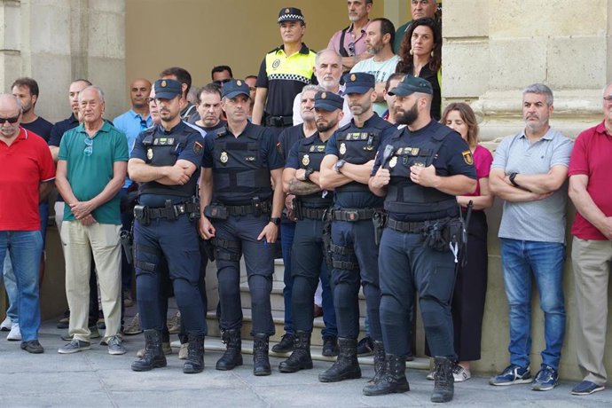 Agentes de la Policía Nacional se concentran en recuerdo del compañero fallecido en Andújar (Jaén)