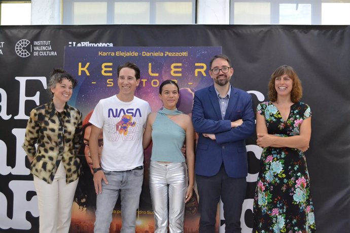 Director, actriz y productores de 'Kepler Sexto B'