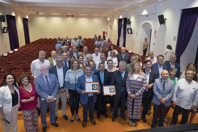 La Federación de Peñas recibe el título de Cofrade de Honor de la Cofradía del Rabo de Toro.