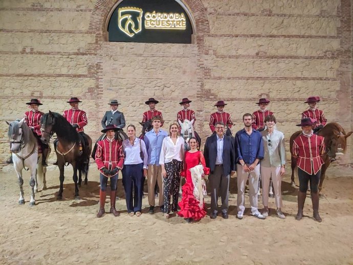 La Infanta Cristina (centro), en su visita a las Caballerizas Reales.