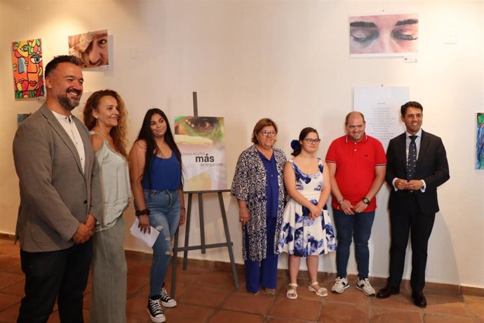 Leopoldo Izquierdo (dcha.), Dolores Sánchez (3 dcha.) y artistas que exponen sus obras.