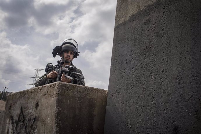 Archivo - Un soldado de Israel en el campamento de refugiados de Shufat, en Jerusalén Este