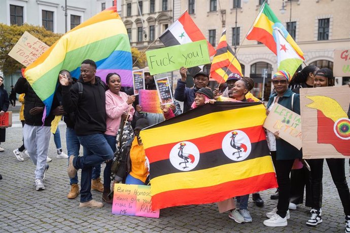 Archivo - Concentración en Múnich (Alemania) en apoyo a la comunidad LGTBI de Uganda