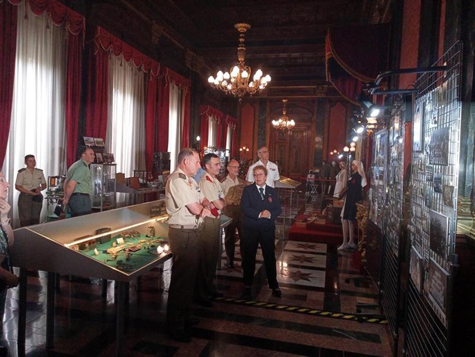 Visita guiada en la inauguración de la exposición 'Las Damas Auxiliares de Sanidad Militar: el origen de la mujer en las Fuerzas Armadas'