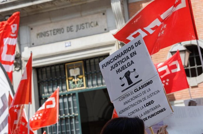 Una persona sujeta una pancarta durante una concentración de los funcionarios de justicia frente al Ministerio, a 12 de junio de 2023, en Madrid (España). Los funcionarios de Justicia que se encontraban encerrados en la sede del Ministerio de Justicia a