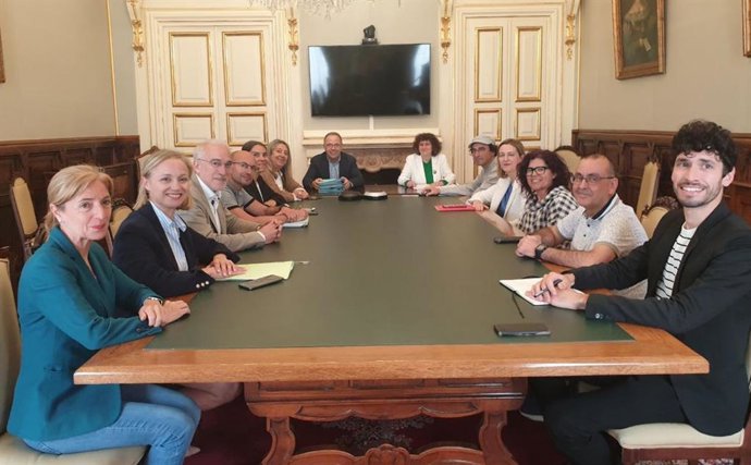 El alcalde de Santiago en funciones, Xosé Sánchez Bugallo, y la candidata a la Alcaldía del BNG, Goretti Sanmartín, junto a los ediles electos de cada formación, se han reunido este martes en el Pazo de Raxoi para iniciar el traspaso de poderes.