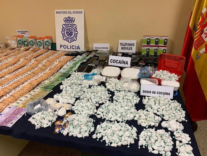 Archivo - Imagen de la drogra y dinero intervenidos por Policía Nacional a la mayor red de 'telecoca' de Madrid.