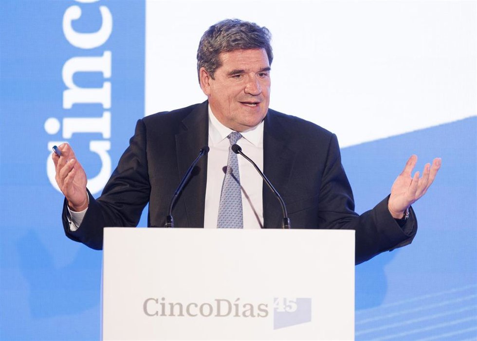 El ministro de Inclusión, Seguridad Social y Migraciones, José Luis Escrivá, interviene durante la segunda jornada de la celebración del 45 aniversario del diario económico Cinco Días, en el Teatro Real, a 13 de junio de 2023, en Madrid (España). 