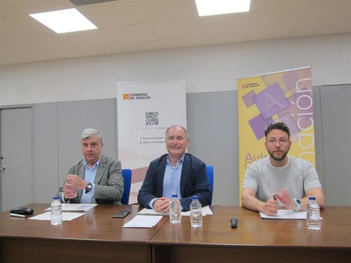 El secretario del Consejo de Consumidores y Usuario, Nelson Castro, el director general de Protección de Consumidores y Usuarios del Gobierno de Aragón, Pablo Martínez, y el delegado territorial en Aragón de la OCU y abogado, Alejandro Marín Abad.