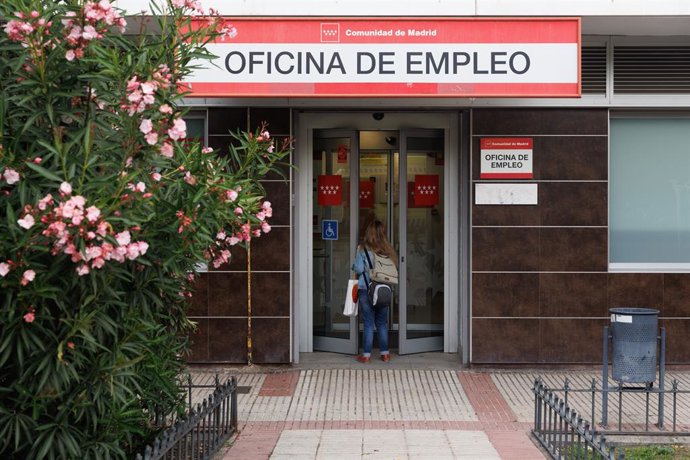 Una mujer entra en una Oficina de Empleo, a 2 de junio de 2023, en Alcorcón, Madrid (España). El número de parados registrados en las oficinas de los servicios públicos de empleo bajó en 49.260 personas en mayo en relación al mes anterior (-1,8%) impuls
