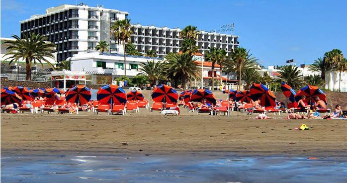 Archivo - Hotel en una playa en Gran Canaria.