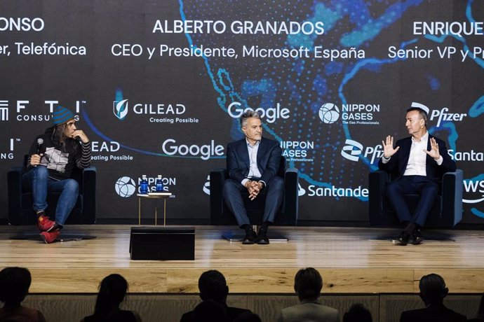 El Chief Digital Officer de Telefónica, Chema Alonso; el CEO y presidente de Microsoft España, Alberto Granados y el Senior VP y presidente de Salesforce, Enrique Polo de Lara, durante el encuentro de Europa Press, Global Trends 2023.