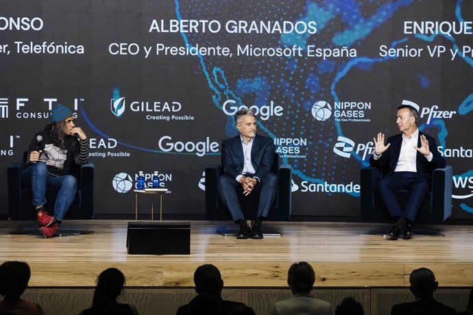(I-D) El Chief Digital Officer de Telefónica, Chema Alonso; el CEO y presidente de Microsoft España, Alberto Granados y el Senior VP y presidente de Salesforce, Enrique Polo de Lara, intervienen en una mesa redonda durante el encuentro de Europa Press, 