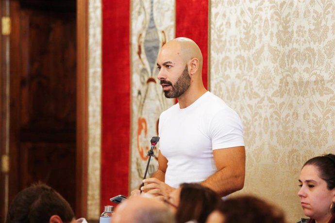 Archivo - Intervención del concejal de Podemos en el Ayuntamiento de Alicante, Xavier López, en un pleno en imagen de archivo. 