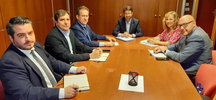 El consejero de Industria, Empleo y Promoción Económica, Enrique Fernández (en el centro en la imagen), que hoy se ha reunido con representantes de la empresa Windar Renovables.