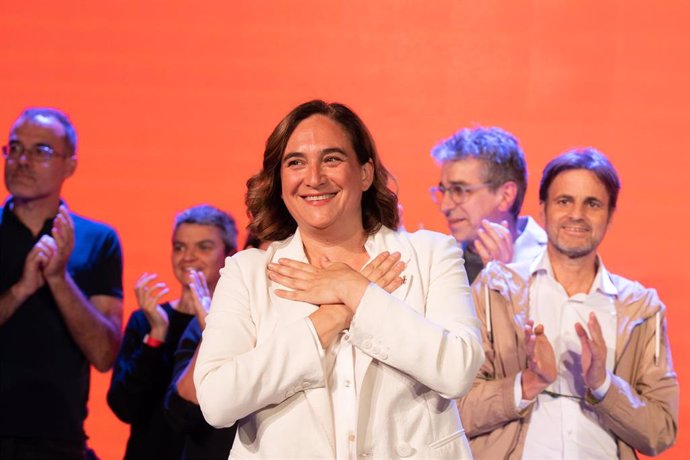 La alcaldesa de Barcelona y candidata de BComú a la reelección, Ada Colau, durante el seguimiento de la jornada electoral en la sede de BComú, a 28 de mayo de 2023, en Barcelona, Cataluña (España). 