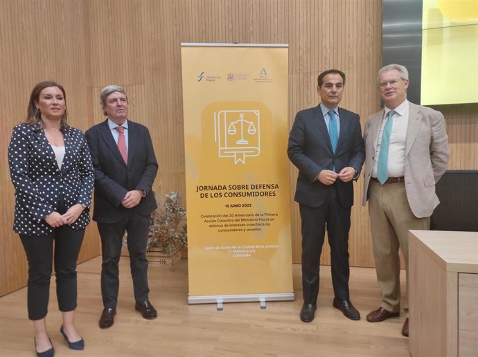 Raquel López, Fernando Sobrón, José Antonio Nieto y Fernando Santos Urbaneja al presentar la 'Jornada sobre defensa de los consumidores', que se celebrará en la Ciudad de la Justicia de Córdoba.