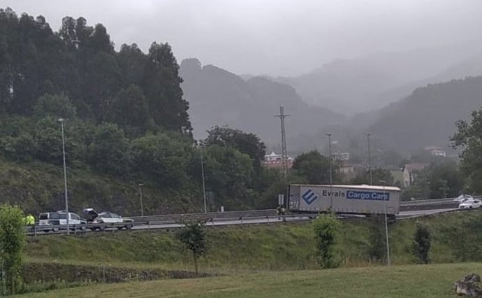 Accidente de camión en la A-8