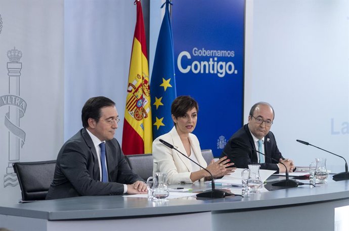 (I-D) El ministro de Asuntos Exteriores, Unión Europea y Cooperación, José Manuel Albares; la ministra Portavoz, Isabel Rodríguez y el ministro de Cultura y Deporte, Miquel Iceta, durante una rueda de prensa posterior al Consejo de Ministros, en el Pala