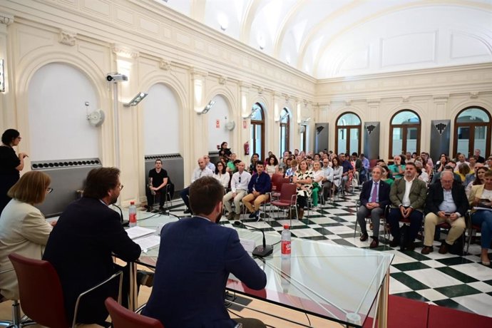 Presentación en Granada de la campaña 'Acoger, adoptar, colaborar. Da mucho'.