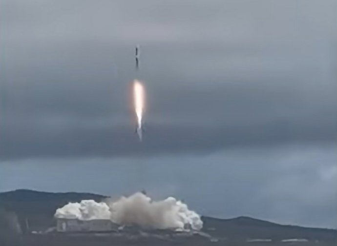 Imagen del lanzamiento del satélite con el mensaje del Papa Francisco.