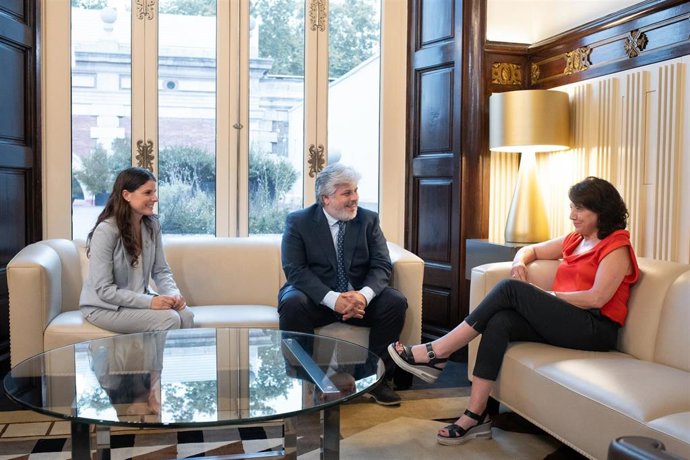 La presidenta del Parlament, Anna Erra, se reúne con el presidente del grupo parlamentario de Junts, Albert Batet, y la portavoz, Mnica Sales