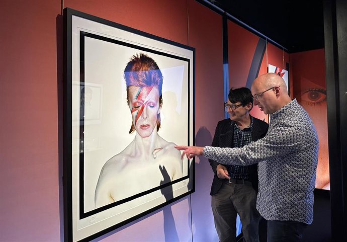 Los expertos en la figura de David Bowie Nick Pegg y Geoff Marsh en la exposición 'Bowie taken by Duffy' en el Colegio de Arquitectos de Madrid.