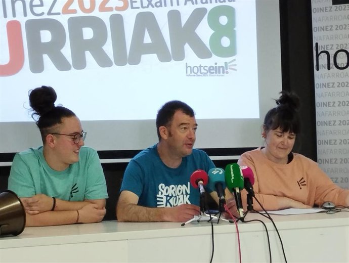 Iñigo Orella, director pedagógico de Andra Mari Ikastola; Maider Ansa, responsable de la comisión de Actividades, y Amets Aznarez, trombonista y miembro de Broken Brothers Brass Band, presentan la canción del Nafarroa Oinez.