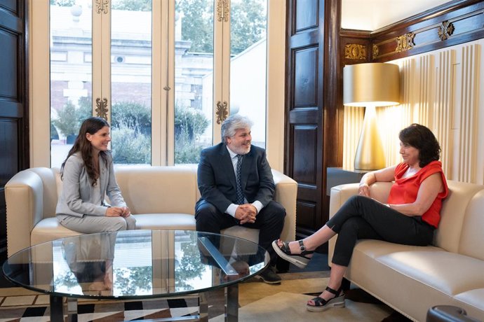 La presidenta del Parlament, Anna Erra, amb el president del grup parlamentari de Junts, Albert Batet, i la portaveu, Mnica Sales