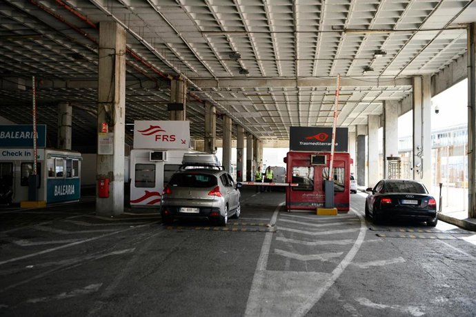 Archivo - Vehículos en el Puerto de Algeciras el primer día de la OPE de 2022.