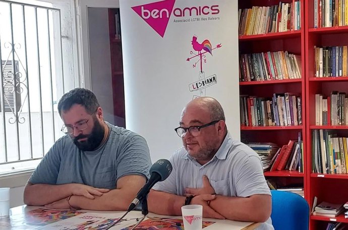 El presidente de Ben Amics, Víctor Robles, con el vicepresidente de la FELGTBI+, Mané Fernández, en la sede de Ben Amics de Palma.