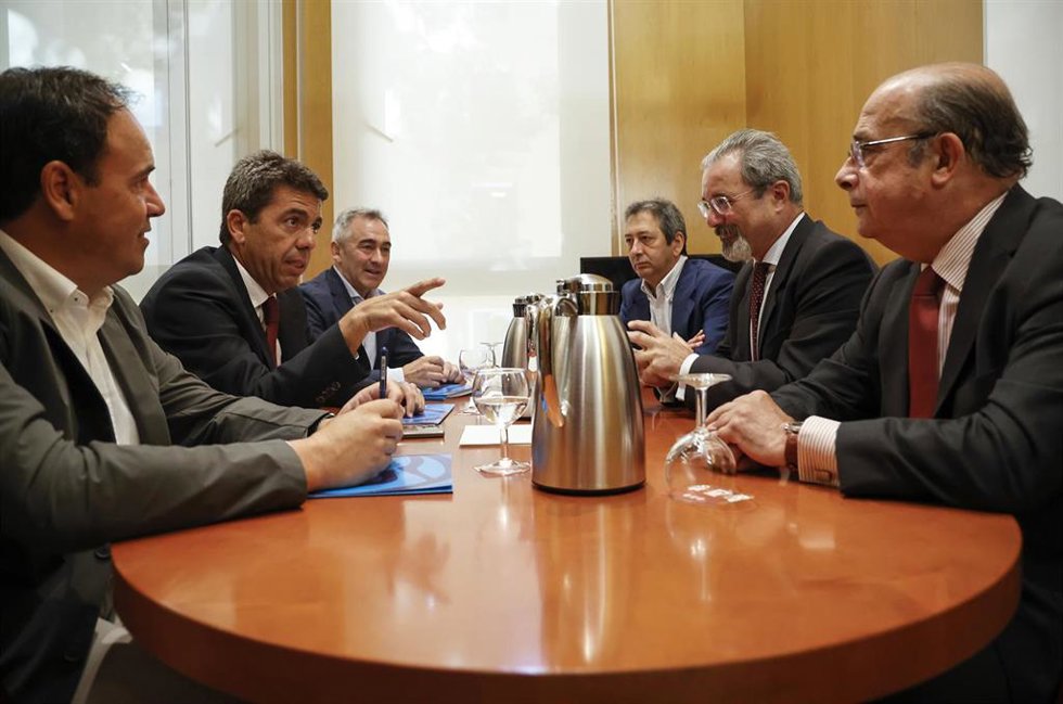 El alcalde de Finestrat, Juan Francisco Pérez Llorca (1i); el presidente del PPCV y candidato más votado a la Presidencia de la Generalitat valenciana, Carlos Mazón (2i); el ex-torero Vicente Barrera (3d); el candidato de Vox a la Presidencia de la Gene