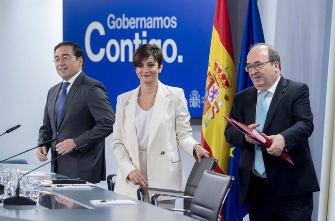 (I-D) El ministro de Asuntos Exteriores, Unión Europea y Cooperación, José Manuel Albares; la ministra Portavoz, Isabel Rodríguez y el ministro de Cultura y Deporte, Miquel Iceta, a su llegada a una rueda de prensa posterior al Consejo de Ministros, en el