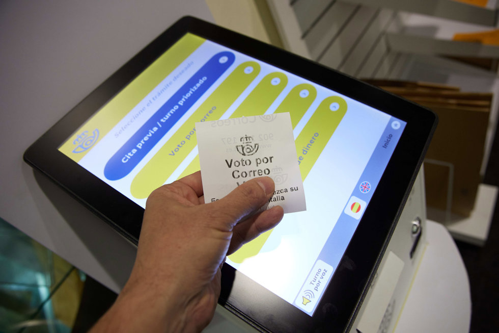 Una persona con un ticket de voto por correo en la oficina de Correos de Cibeles, a 1 de junio de 2023, en Madrid (España). 