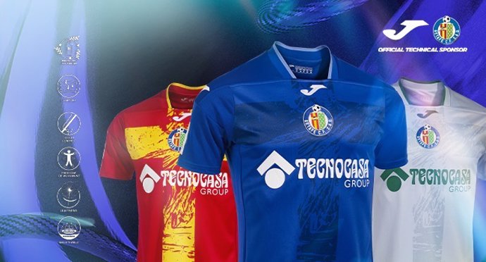 El Getafe CF mantiene su histórico color azulón en la camiseta para la temporada 2023-24.
