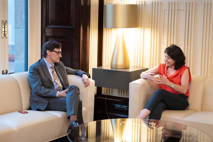 Salvador Illa (PSC) es reuneix amb la presidenta del Parlament, Anna Erra.