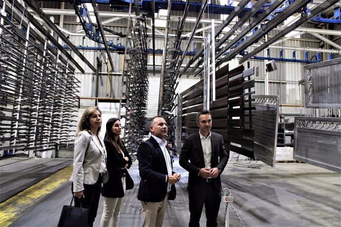 El director del Igape, Fernando Guldrís, ha visitado en esta lcoalidad ourensana las instalaciones de Lacados Digoín