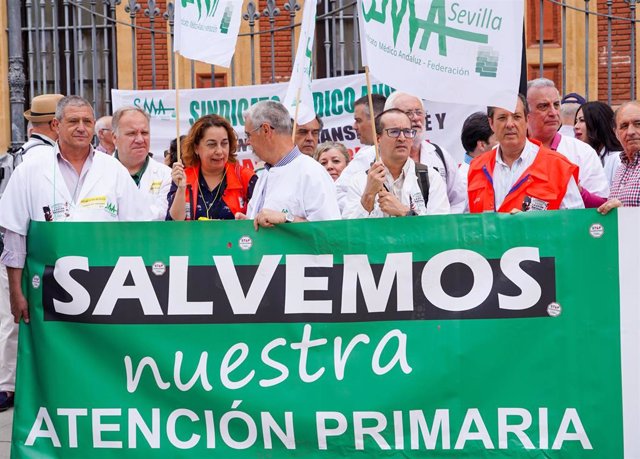 Personal de Sindicato Médico Andaluz protesta a las puertas del Palacio de San Telmo, Sevilla, foto de archivo