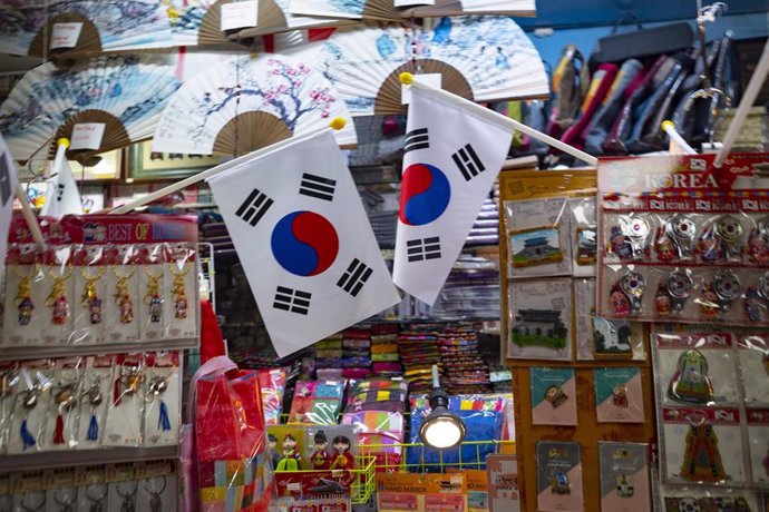 Archivo - Imagen de archivo de dos banderas de Corea del Sur.