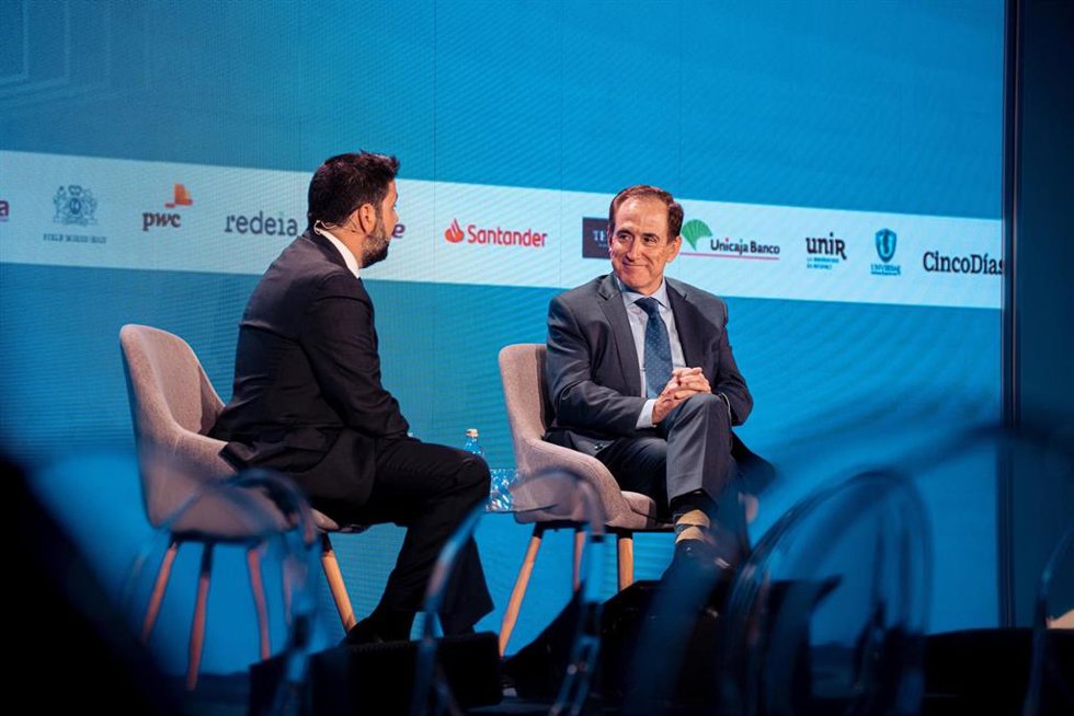 El presidente de MAPFRE, Antonio Huertas (d), entrevistado por el periodista de CincoDías, Miguel Moreno Mendieta (i), durante la segunda jornada de la celebración del 45 aniversario del diario económico Cinco Días, en el Teatro Real, a 13 de junio d