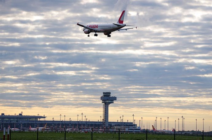 Archivo - 02 September 2022, Brandenburg, Schoenefeld: An aeroplane of the airline Lauda Air approaches landing on the runway of the airport Berlin Brandenburg Airport "Willy Brandt". Photo: Soeren Stache/dpa - ACHTUNG: Verwendung nur im vollen Format