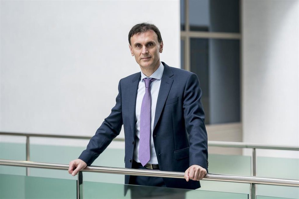 El físico Jorge Mira Pérez posa antes de entregarle el Premio COSCE a la Difusión a la Ciencia 2023, en la sede de COSCE, a 13 de junio de 2023, en Madrid (España). 