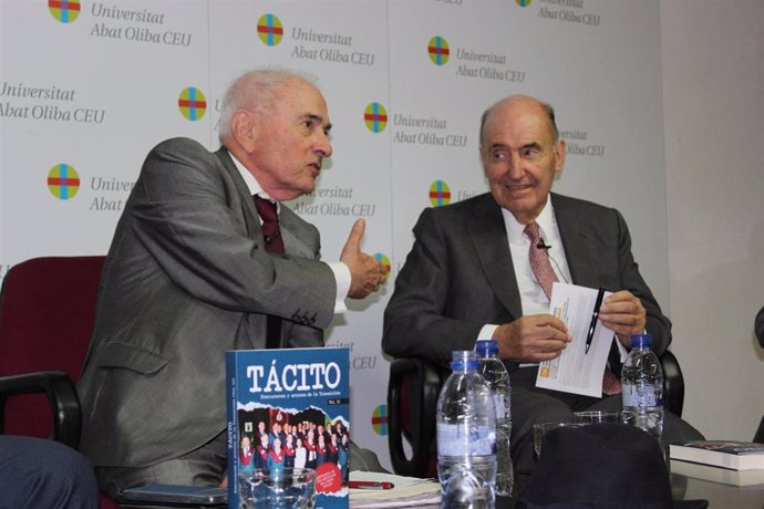 El exministro Otero Novas y el abogado y el expolítico español Miquel Roca en un coloquio en la UAO CEU