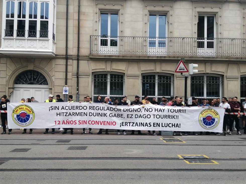 Concentración de 'Ertzainas en Lucha' frente al Parlamento