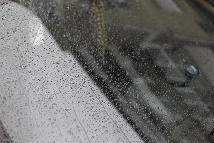 Archivo - Imatge d'arxiu d'un parabrisa amb gotes de pluja