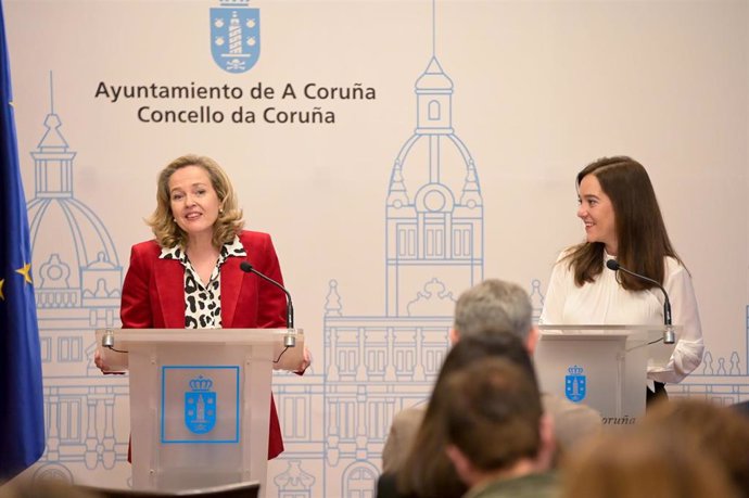 Archivo - La vicepresidenta primera y ministra de Asuntos Económicos y Transformación Digital, Nadia Calviño (i) y la alcaldesa de A Coruña, Inés Rey (d), comparecen en el Ayuntamiento de A Coruña, a 9 de diciembre de 2022, en A Coruña, Galicia (España)
