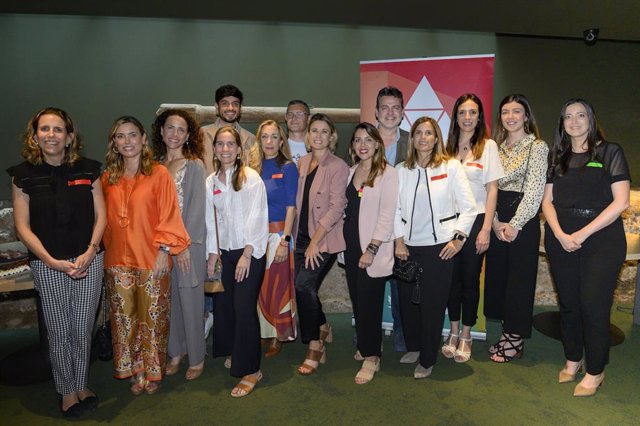 Finalistas de los Premios Mia 2023 junto a la presidenta del  Club de Marketing del Mediterráneo, Marta Iranzo, en el centro